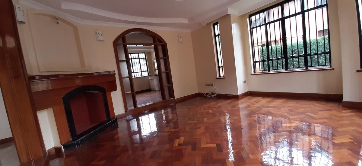 4 Bed House with En Suite in Lavington - 2