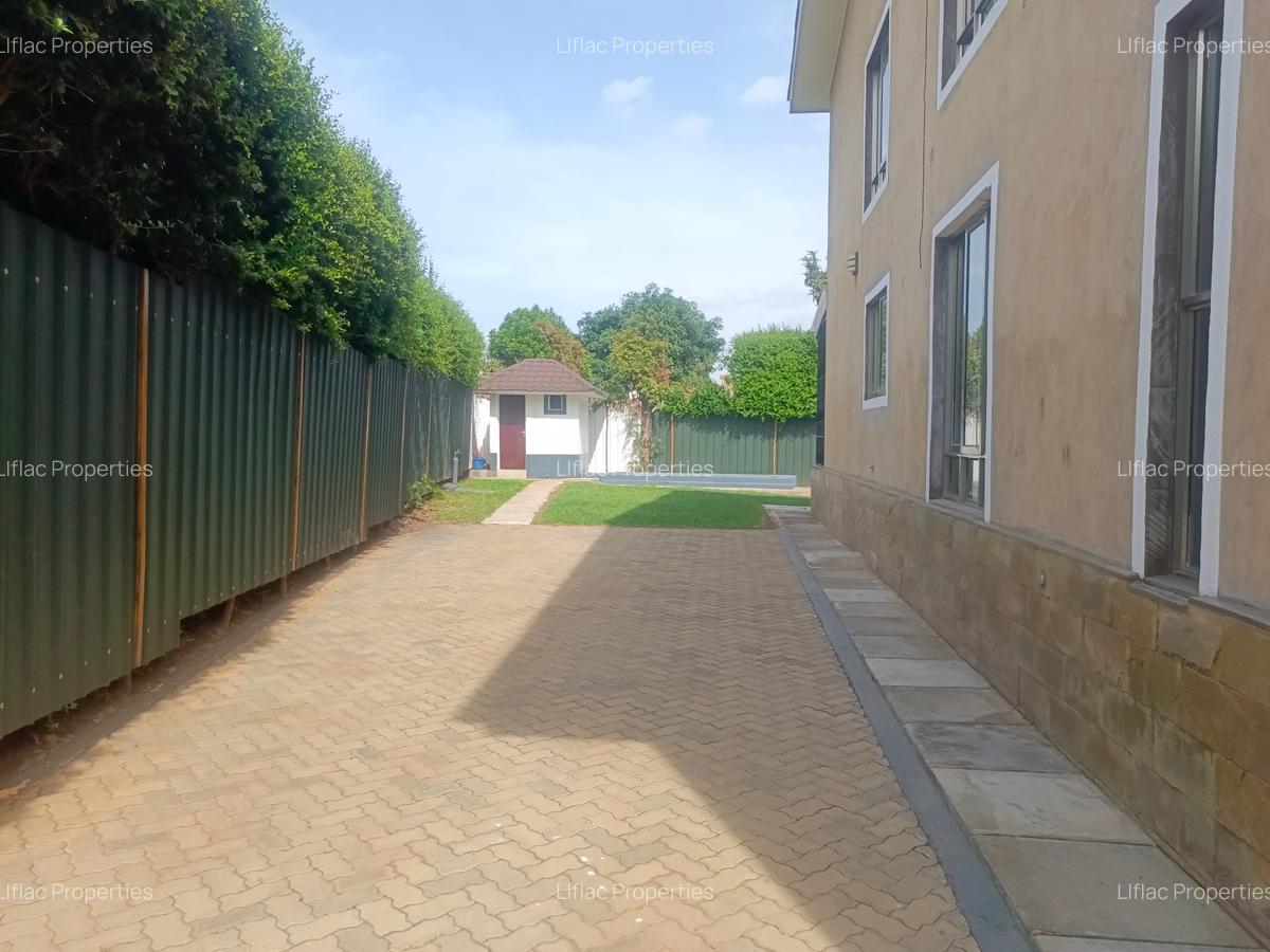 4 Bed House with En Suite in Ridgeways - 6