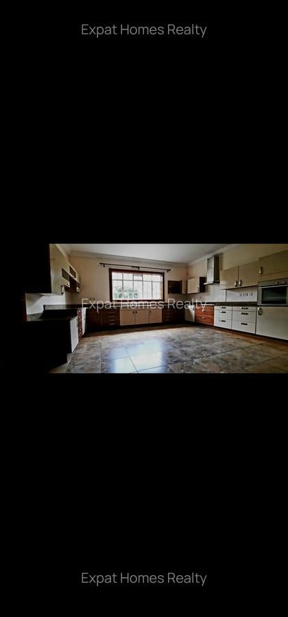 4 Bed House with En Suite in Lavington - 12