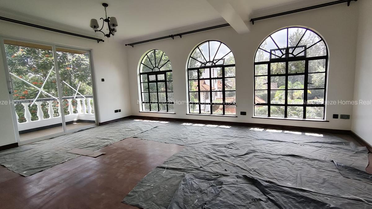 5 Bed House with En Suite in Ridgeways - 2