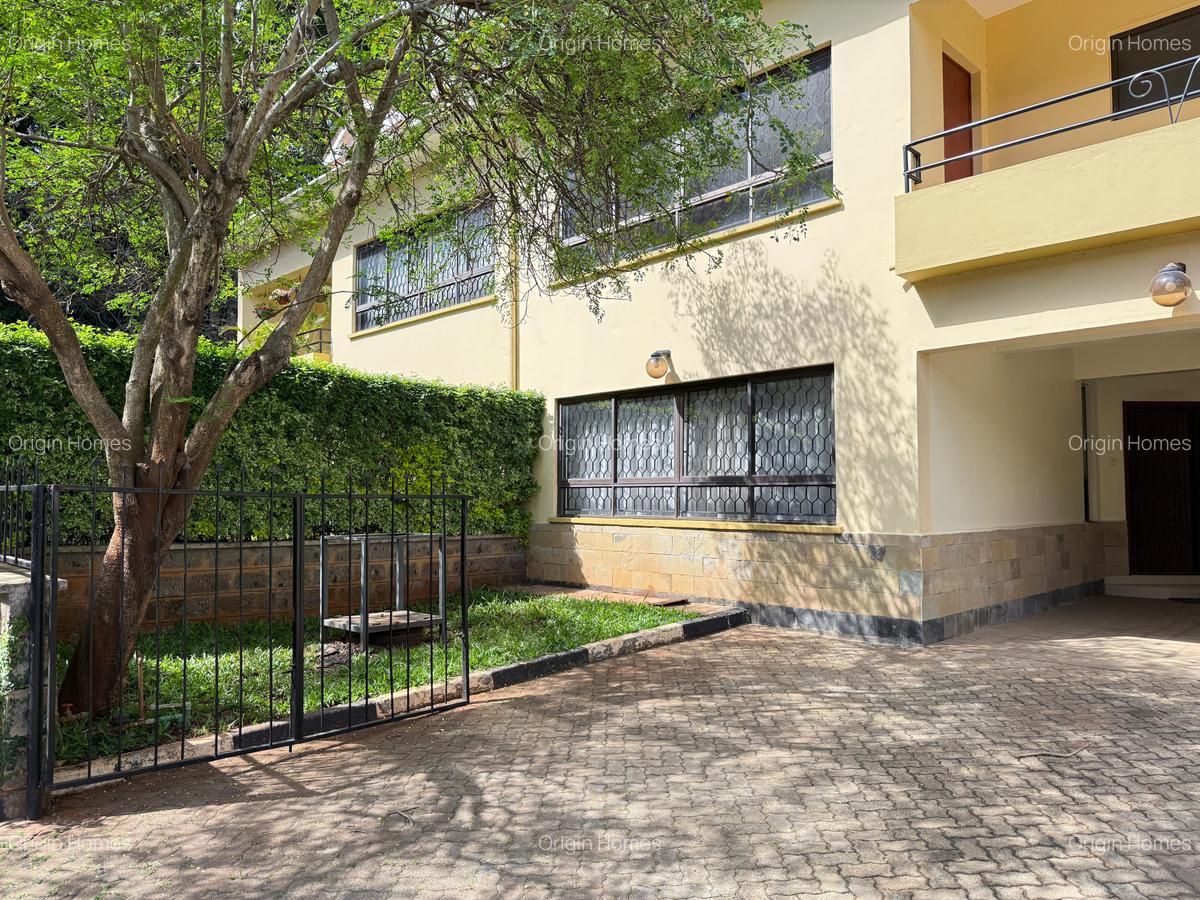 5 Bed Townhouse with En Suite at Lavington - 1