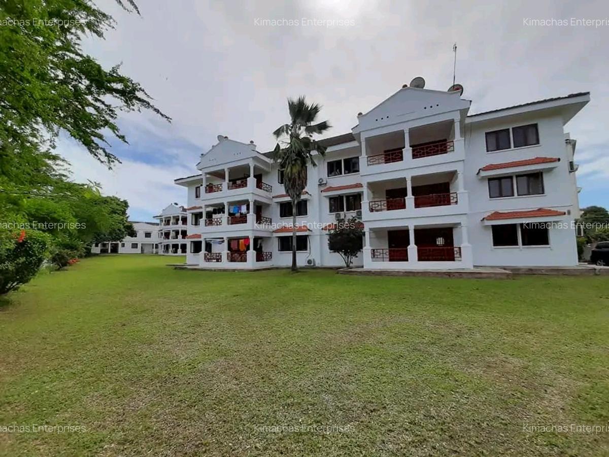 3 Bed Apartment with En Suite at Links Road - 4