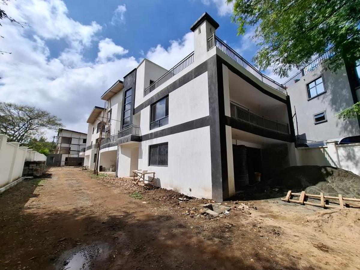 6 Bed House with En Suite at Lavington - 7