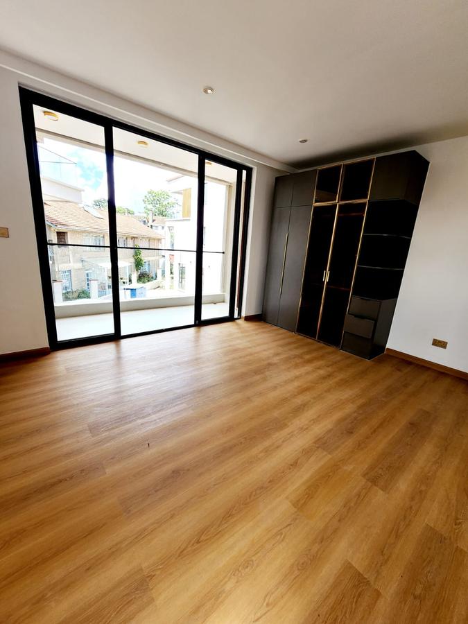 5 Bed House with En Suite at Lavington - 11