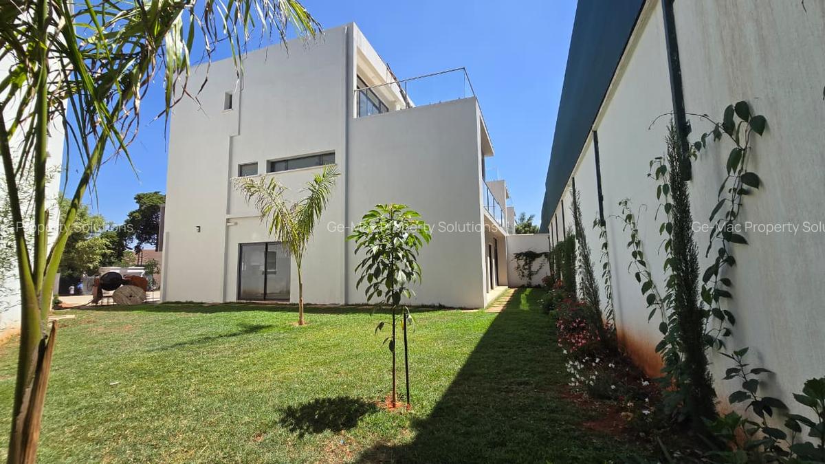 5 Bed House with En Suite in Lavington - 2