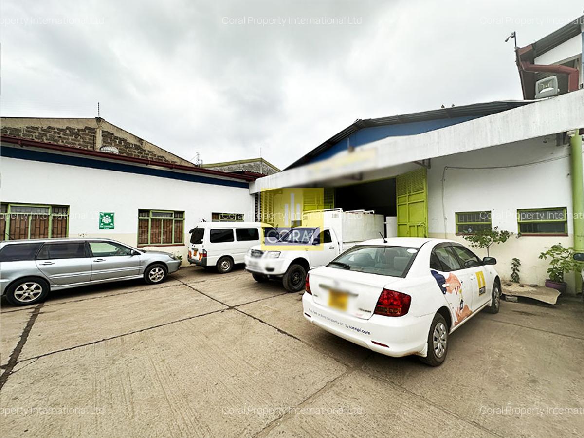 7,500 ft² Warehouse with Parking in Industrial Area - 15