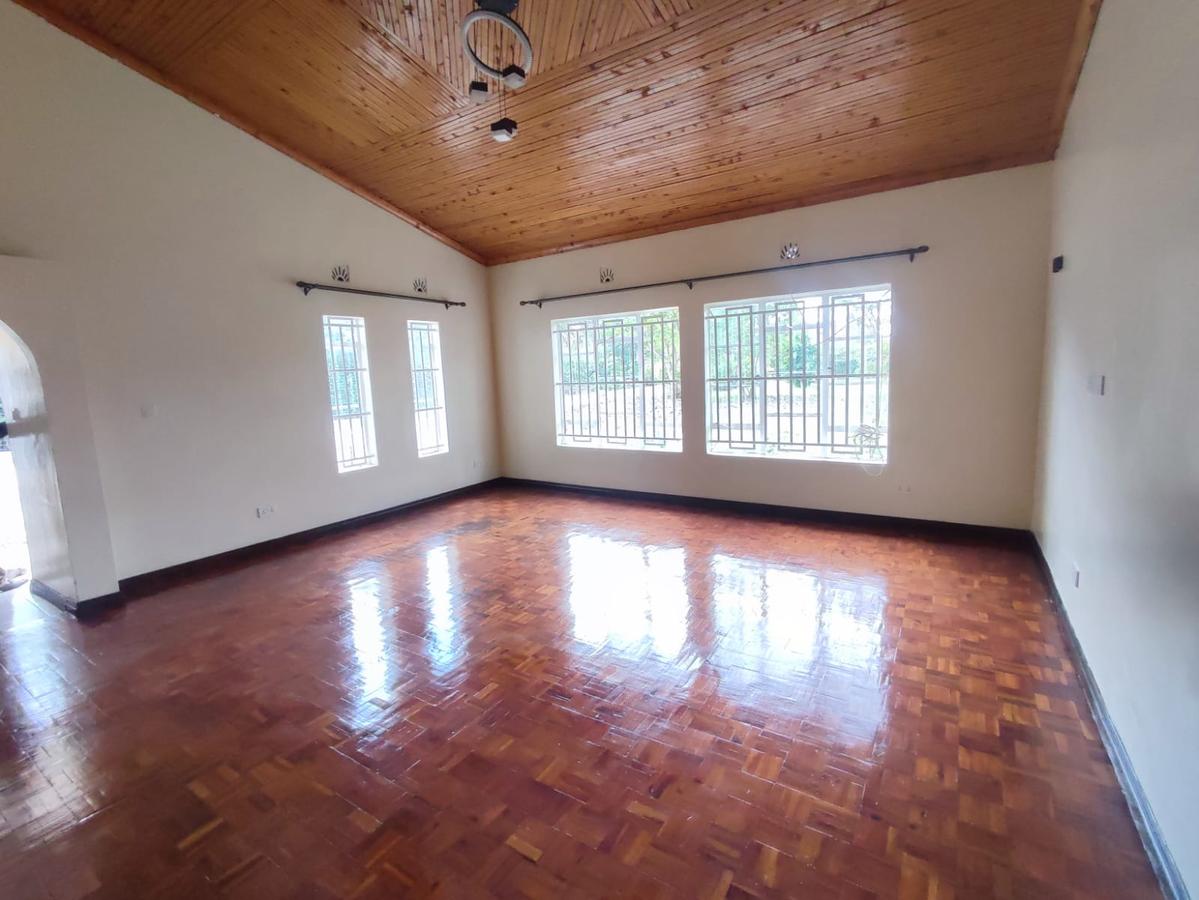 4 Bed House with En Suite at Near Galleria - 2