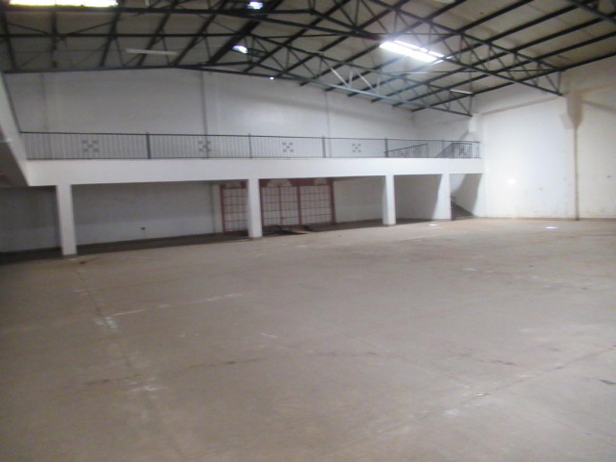 Warehouse with Parking in Industrial Area - 17