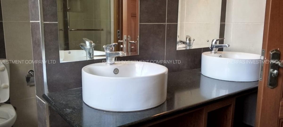 4 Bed Townhouse with En Suite in Garden Estate - 5