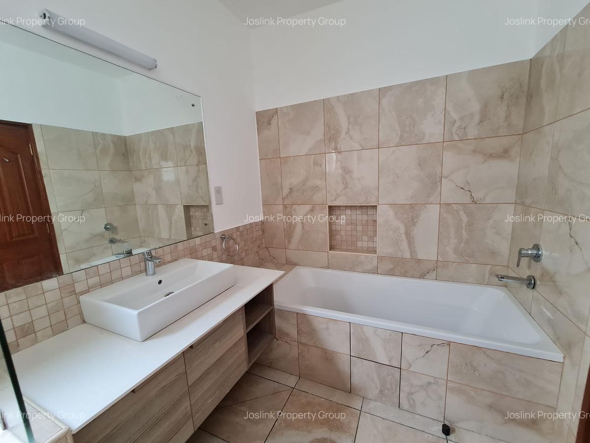 4 Bed Villa with En Suite in Nyali Area - 12