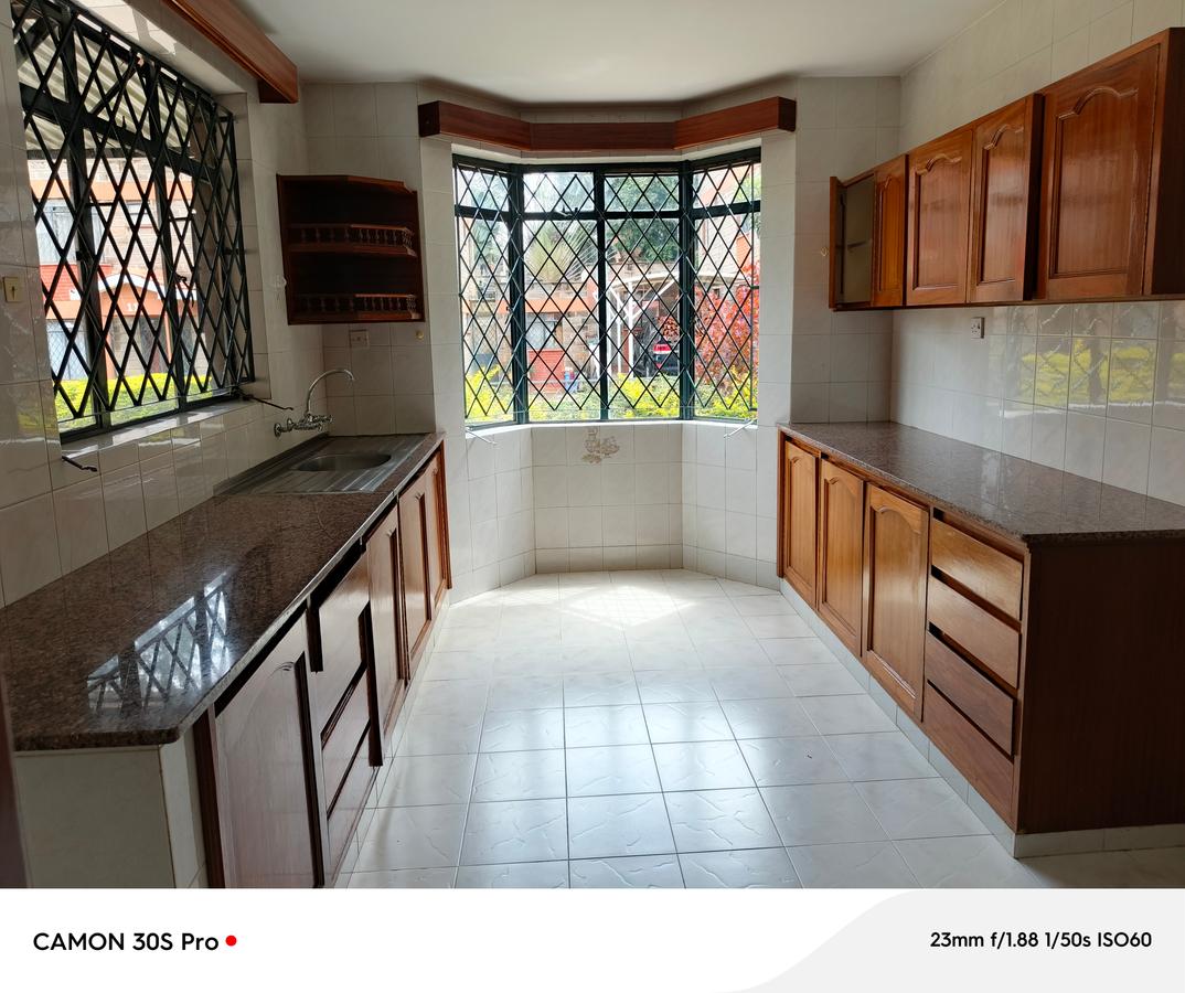 4 Bed Townhouse with En Suite at Lavington - 7