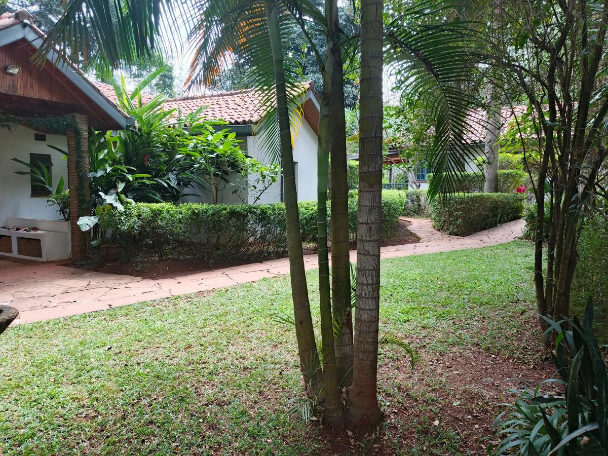 4 Bed Villa with En Suite at Lavington - 3