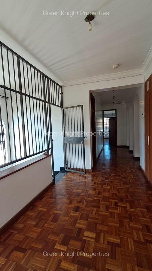 4 Bed House with En Suite in Lavington - 17