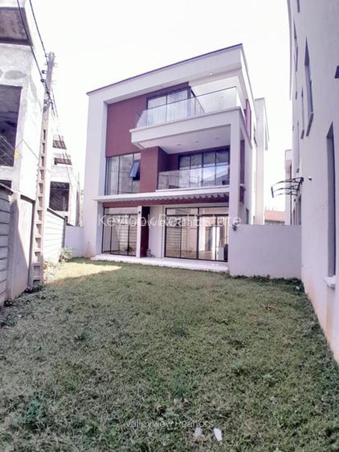 5 Bed Townhouse with En Suite at Lavington - 1