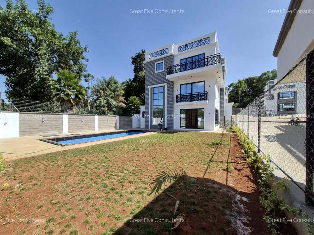 5 Bed House with En Suite in Lavington - 1