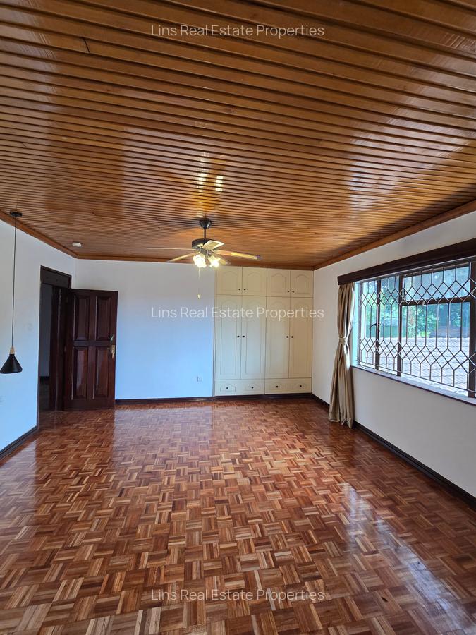 5 Bed House with En Suite in Runda - 14