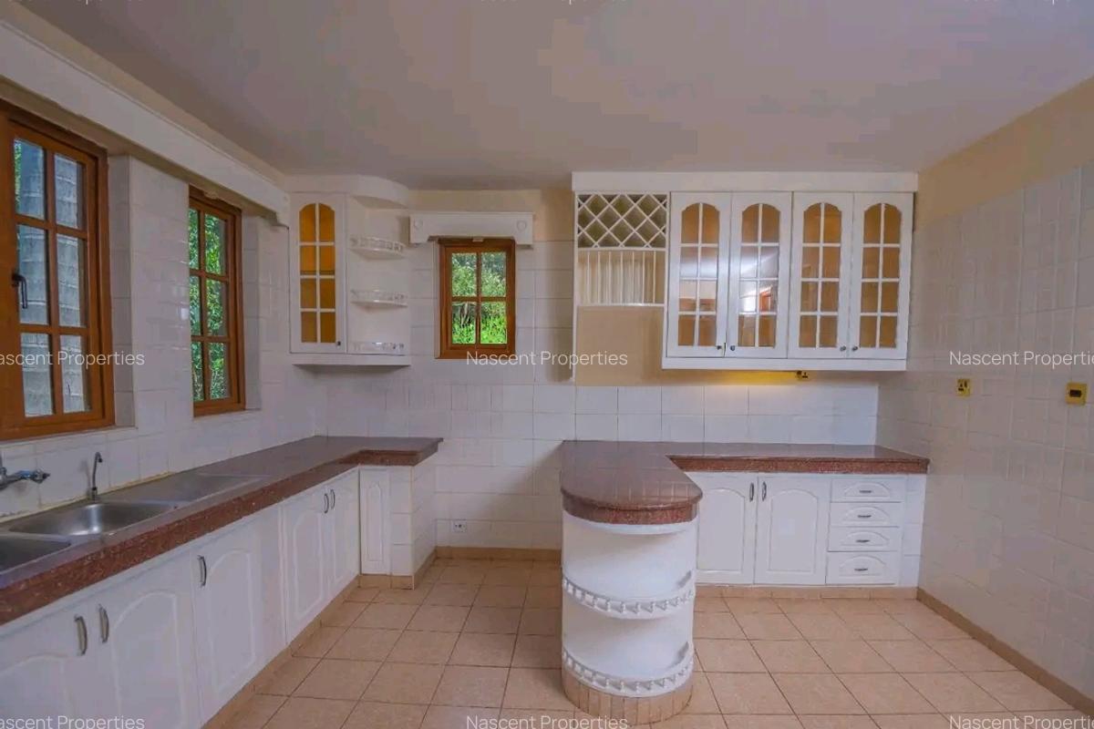 4 Bed House with En Suite in Lavington - 16