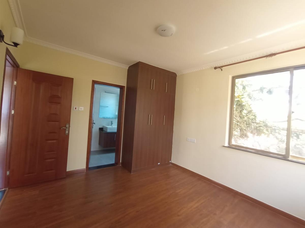 5 Bed House with En Suite in Lavington - 3