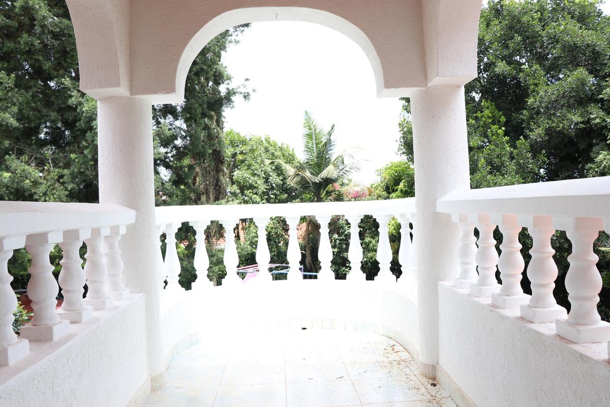 5 Bed House with En Suite in Runda - 12