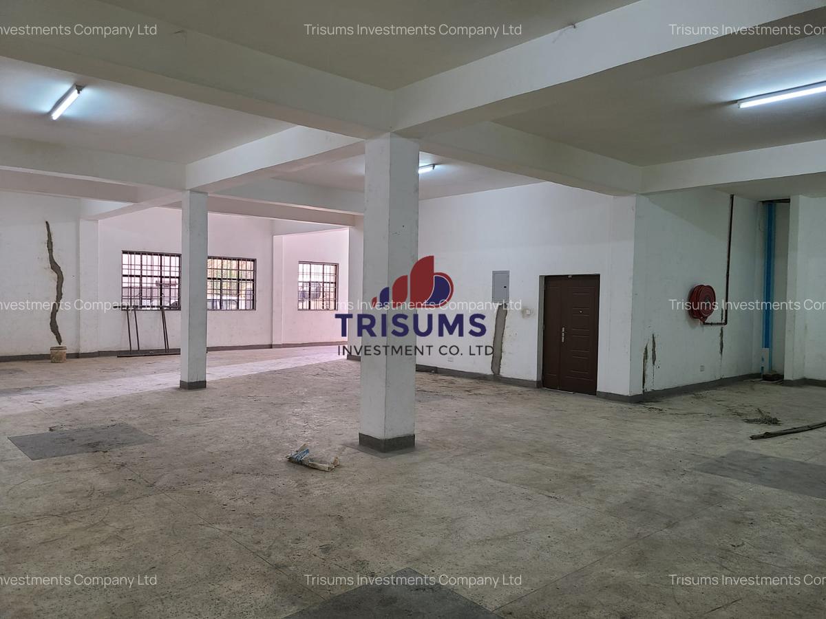 4,249 ft² Warehouse with Service Charge Included in Industrial Area - 5