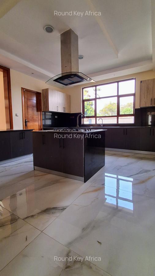 4 Bed House with En Suite at Rosslyn - 18