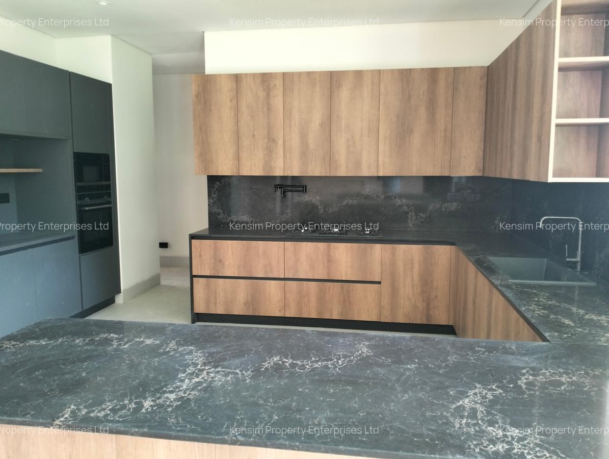 5 Bed Townhouse with En Suite in Brookside - 2