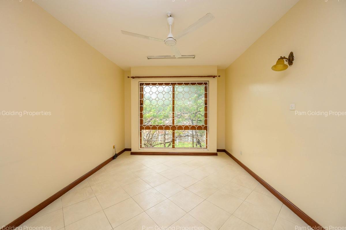 3 Bed Apartment with En Suite at Links Road - 10