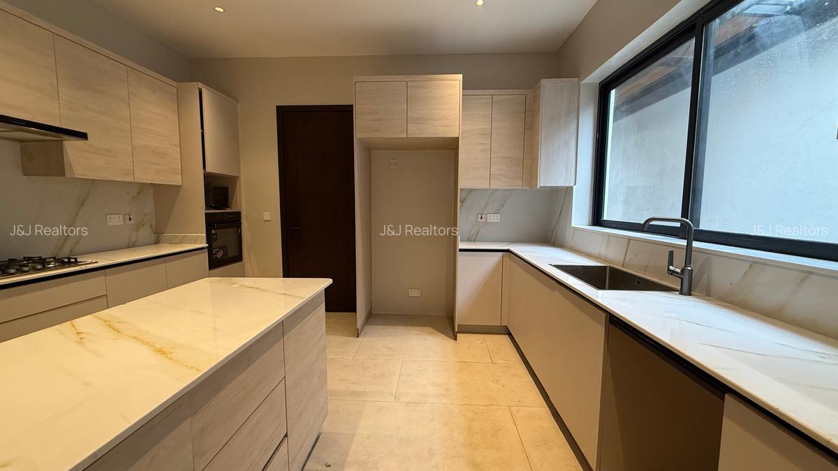 5 Bed Townhouse with En Suite in Lavington - 9