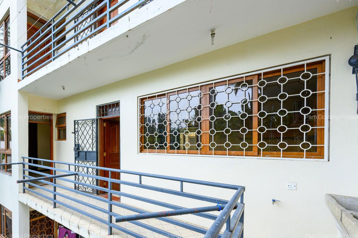 3 Bed Apartment with En Suite at Links Road - 15