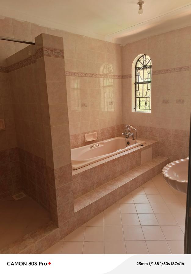 5 Bed House with En Suite at Riverside - 14 5 Bed House with En Suite at Riverside - 14