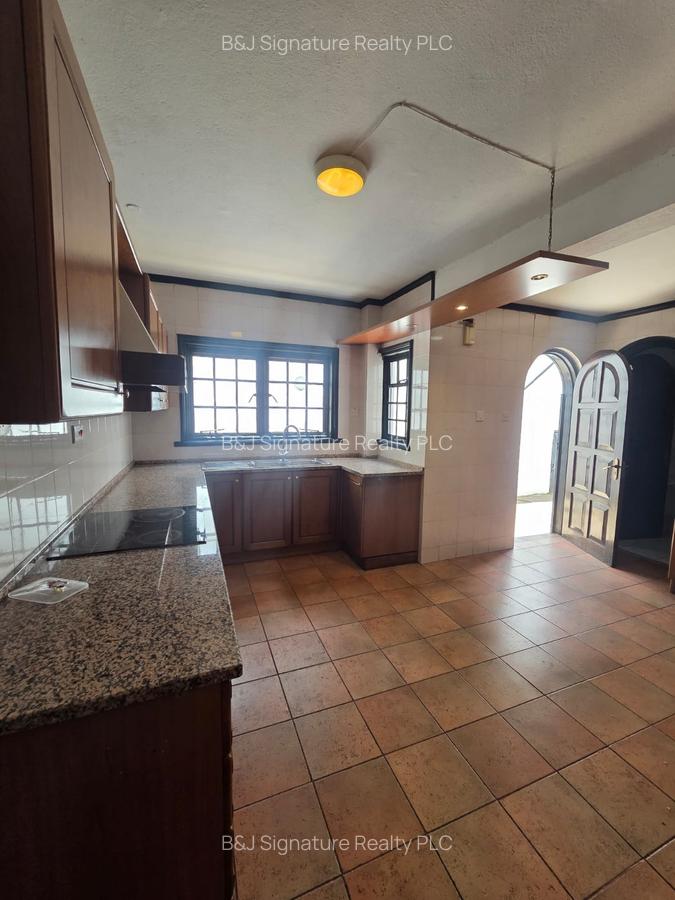 4 Bed Villa with En Suite in Riverside - 10