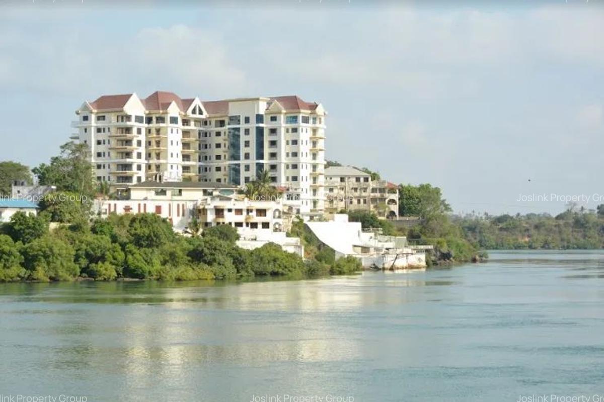 Serviced 3 Bed Apartment with En Suite at Tudor - 1