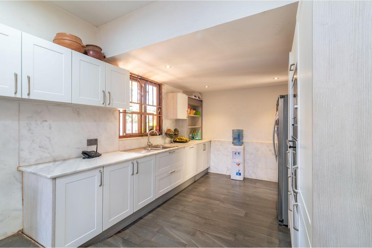 7 Bed House with En Suite in Kyuna - 11