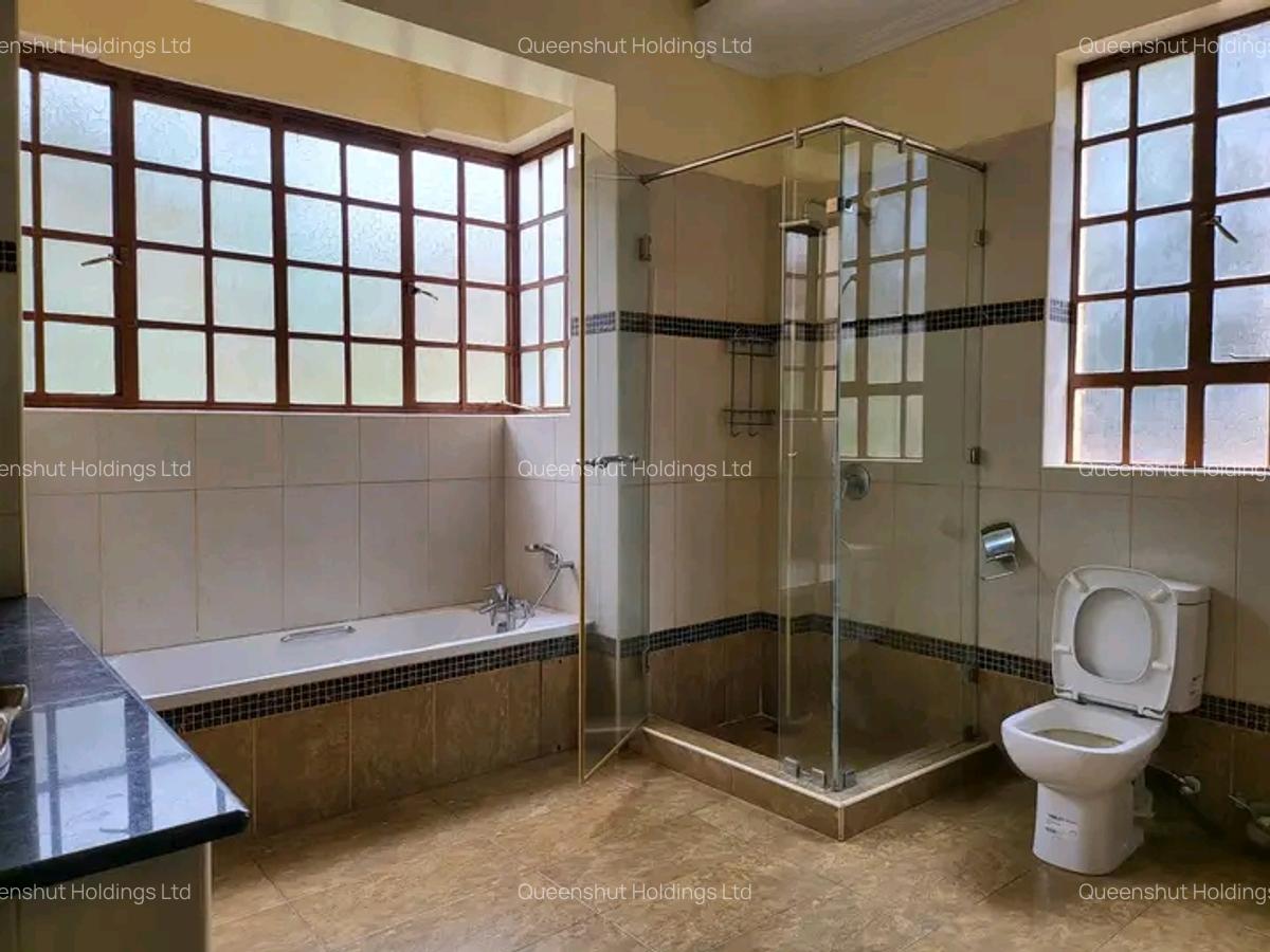 4 Bed House with En Suite in Rosslyn - 9