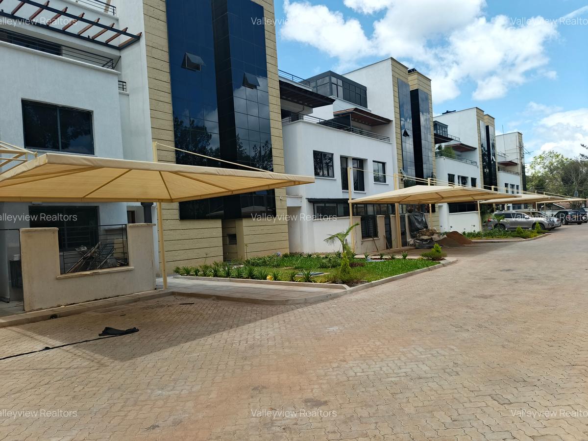 4 Bed Townhouse with En Suite at Lavington - 5