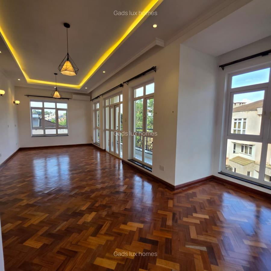 5 Bed Townhouse with En Suite at Lavington - 2