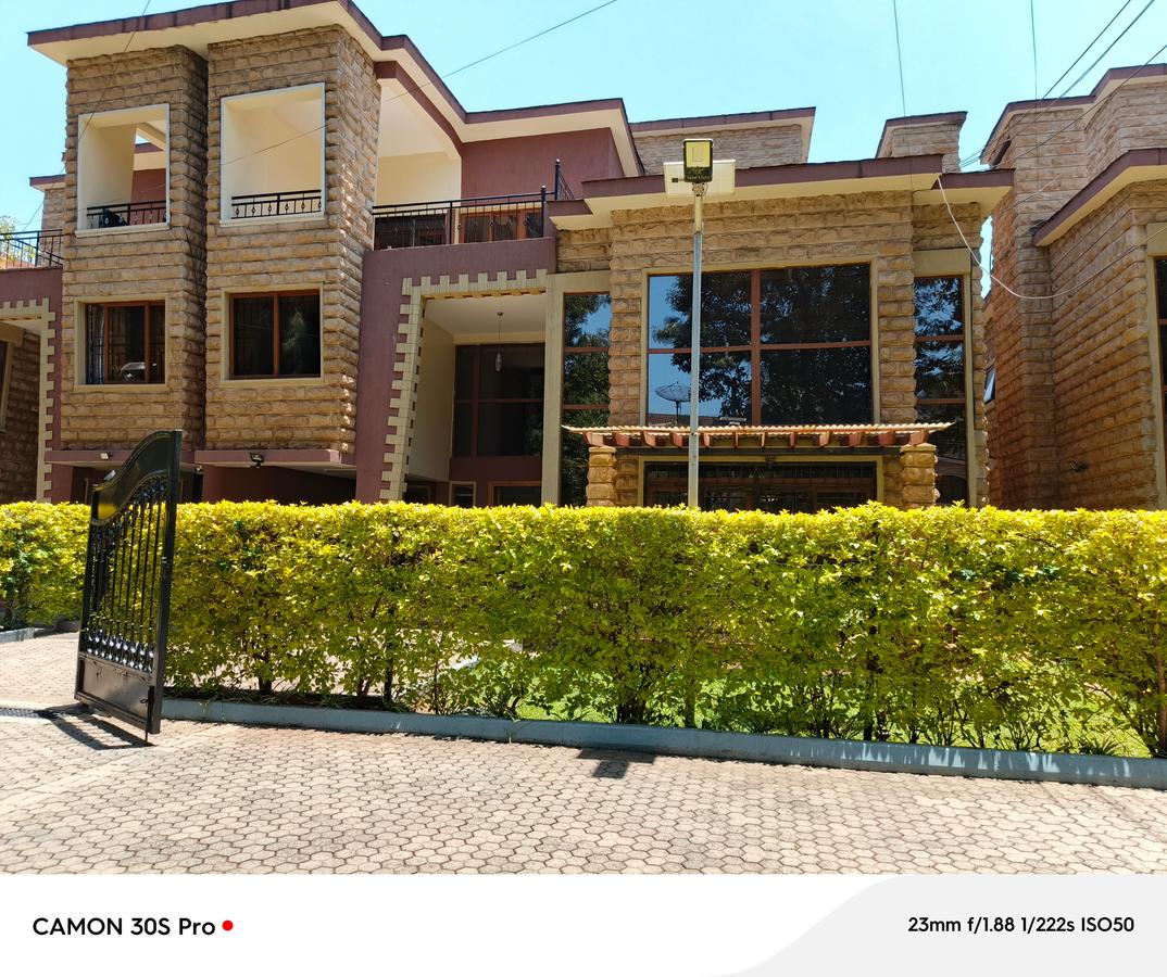 5 bed house with en suite at lavington