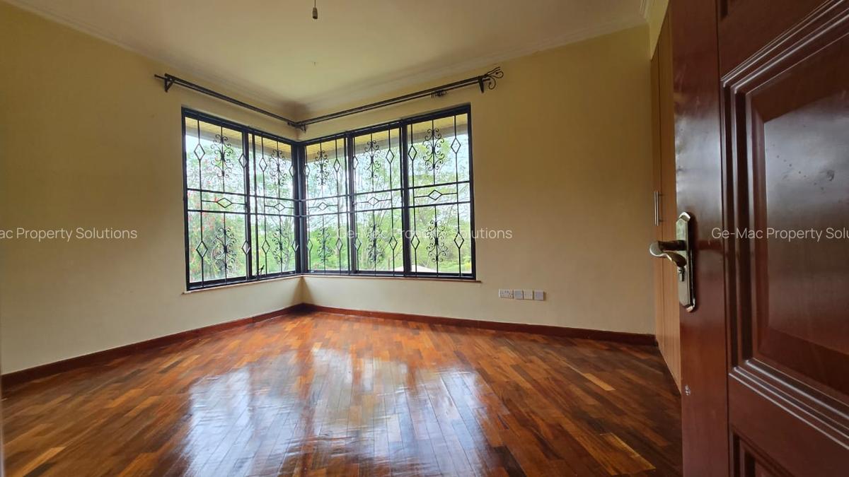 4 Bed House with En Suite in Garden Estate - 14