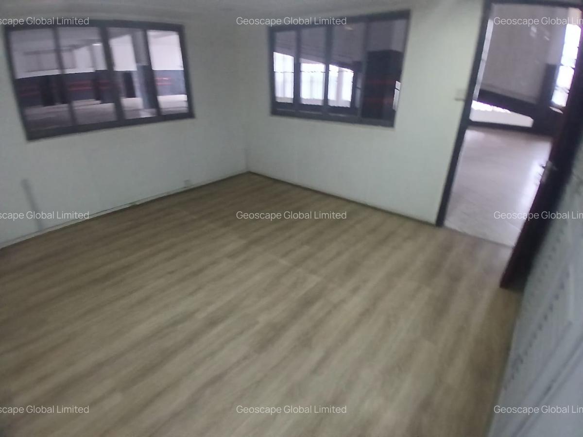 6,499 ft² Warehouse with Parking in Industrial Area - 8