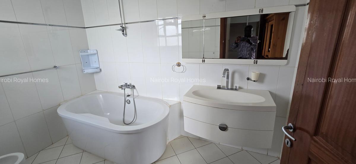 4 Bed House with En Suite at Mimosas Drive - 14