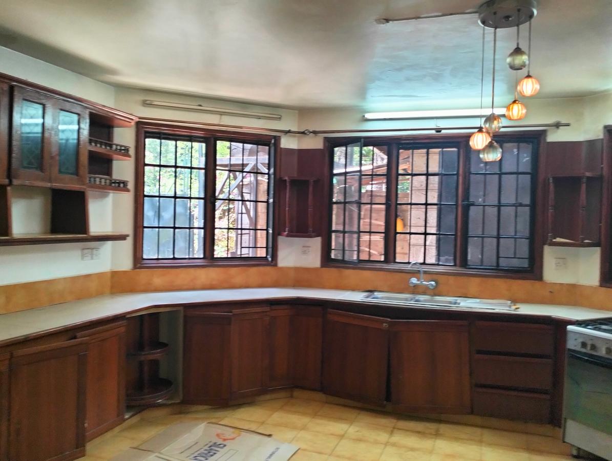 5 Bed Townhouse with En Suite in Lavington - 16