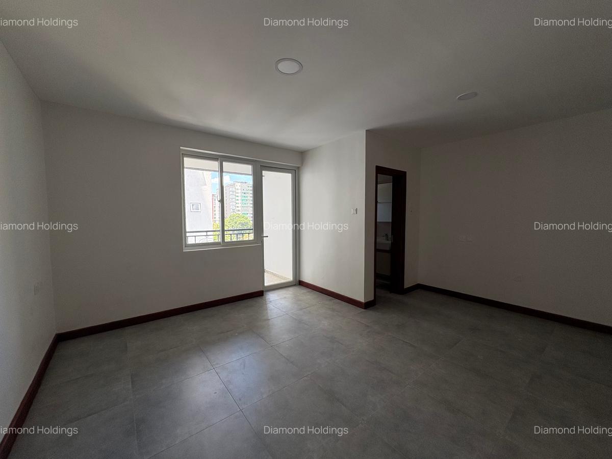 3 Bed Apartment with En Suite in Parklands - 6