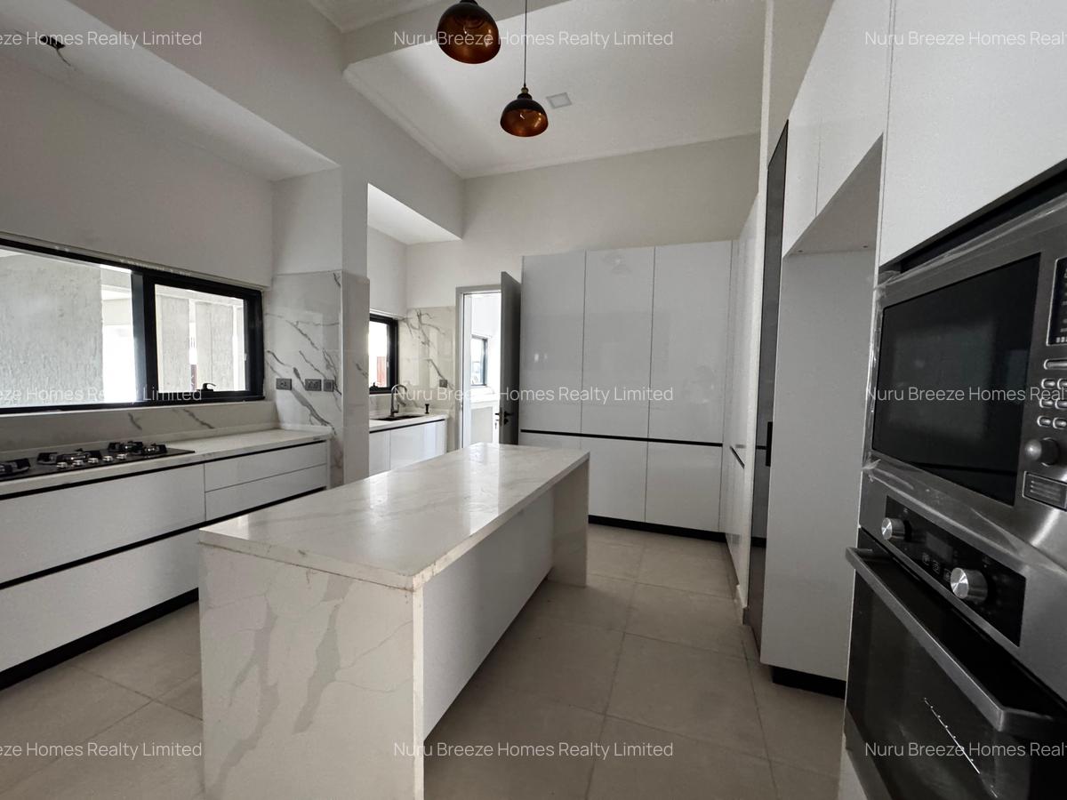 5 Bed Townhouse with En Suite in Lavington - 3