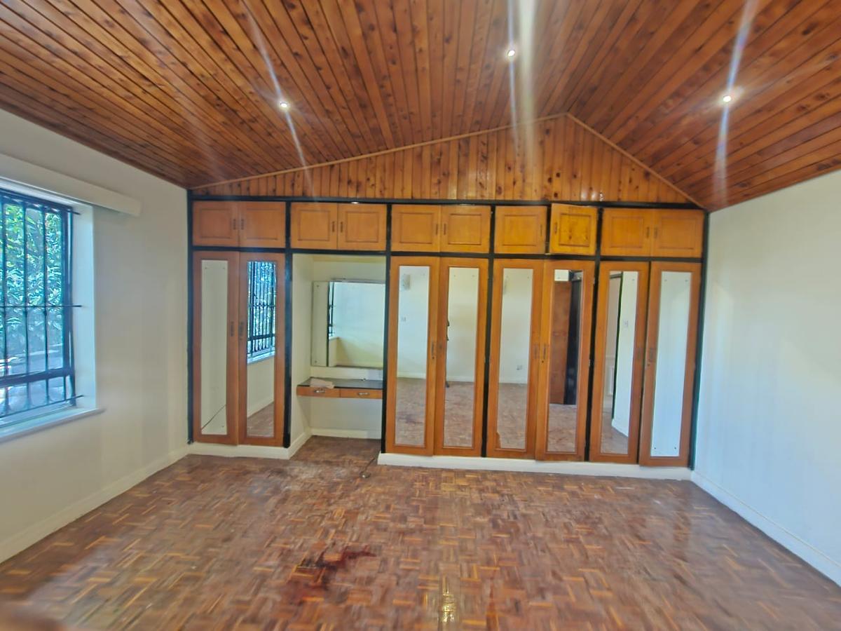 4 Bed House with En Suite in Runda - 16