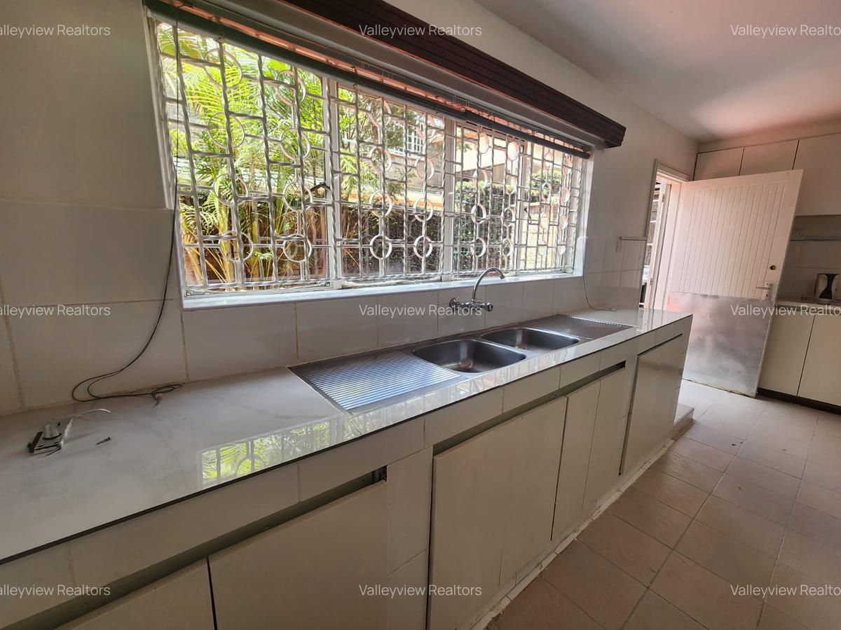 5 Bed Townhouse with En Suite at Lavington - 20