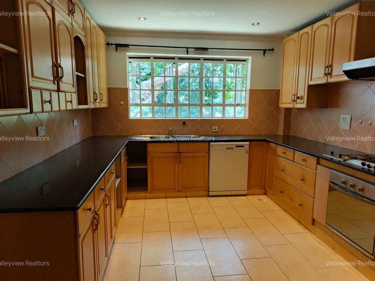 4 Bed Townhouse with En Suite at Lavington - 3