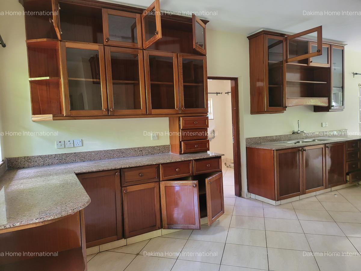 5 Bed Townhouse with En Suite in Rosslyn - 4