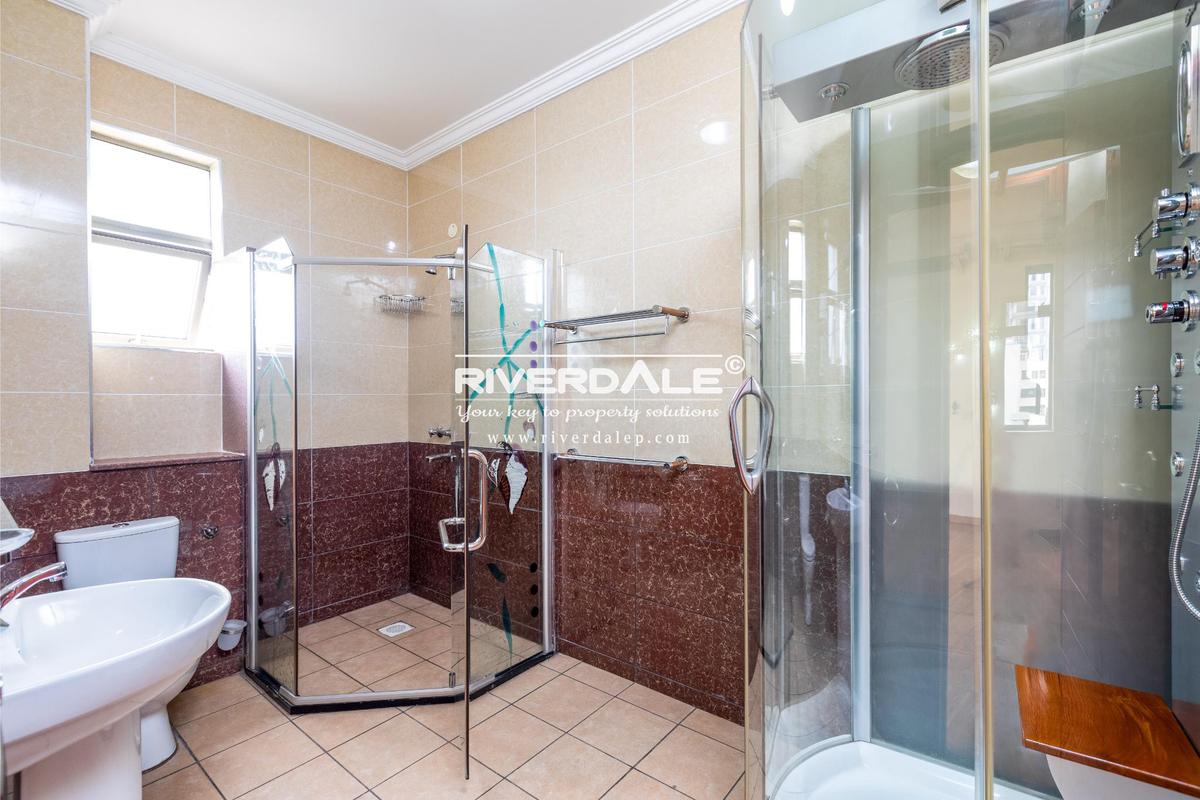 4 Bed Apartment with En Suite in Parklands - 15