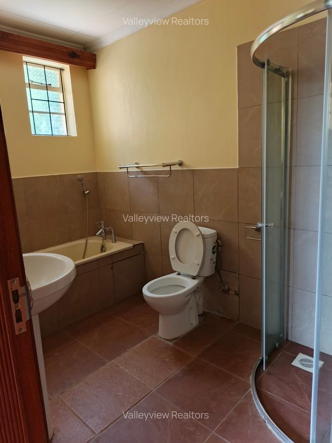 5 Bed House with En Suite at Lavington - 15