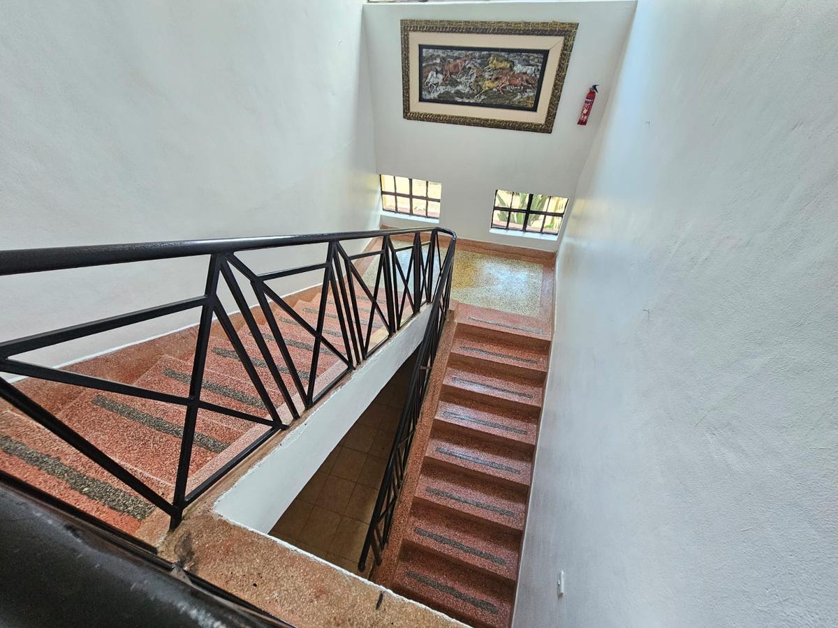 5 Bed House with En Suite in Nyari - 11